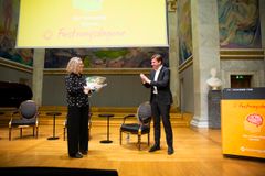 Forsknings- og høyere utdanningsminister Henrik Asheim deler ut prisen. Foto: Thomas Keilman