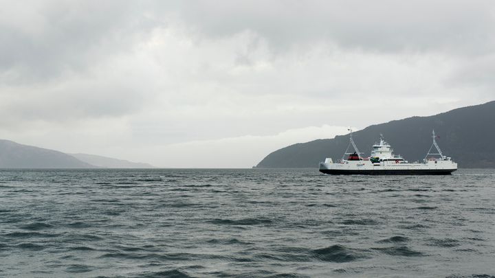 - Ordningen har fungert godt. Vi har redusert kontakten mellom passasjerer og mannskapet om bord på ferjene, og folk får betalt for seg på en trygg og enkel måte, sier samferdselsminister Knut Arild Hareide. Foto: Olav Heggø
