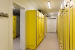 Garderober: Servicebygget er et containerbygg i to etasjer, hvor man blant annet finner garderober og dusjer. Fotokreditering: Tove Lauluten/ Kultur- og idrettsbygg Oslo KF