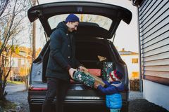 PAKKER I BILEN: Skal du hjem til jul kan du booke en bil som tar med både familie, venner, julegaver, bagasje og skiutstyr.