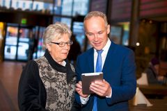 Kommunal- og moderniseringsminister Jan Tore Sanner markerte startskuddet for overgang fra papirpost til digital post fra det offentlige. I løpet av 2015 skal 30 offentlige etater over på digital postkasse. Det skaper en enklere hverdag for folk flest, og vil føre til store besparelser i det offentlige, i følge Sanner. Her med Digipost-bruker Berit Holm Olsen.