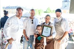 Iris og Eivind Aune fra Jentene på tunet da de vant pris på Matfestivalen i Trondheim. (Foto: Jentene på tunet)