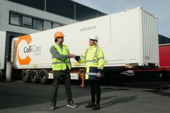 Rehub er opptatt av at kundene skal slippe å tenke på logistikken, og oppleve transport og tilhørende tjenester som en naturlig del av vår tjeneste. Jon Marsteintrædet, HMS-manager Collicare og Linn Helland, Rehub, Foto: Rambøll