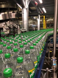 Her produseres de første blanke Sprite-flaskene i Norge
