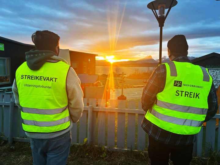 Streikevakter i solnedgang i Bodø. Foto: Fagforbundet Nordland