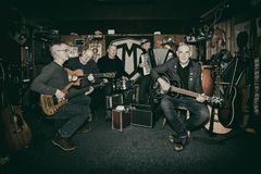 Etter over 35 år som band, er De Musikalske Dvergene ute med sitt første live-album i dag! Foto: Kjetil Tofte