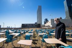 FNs generalsekretær deltar på en utstilling med fokus på viktigheten av å gjenåpne skoler utenfor FNs hovedkvarter i New York: "‘Pandemic Classroom". Foto:
UN Photo/Eskinder Debebe