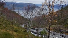 Utsikt mot Sildafjorden frå øvre del av Svoldalselva der inntaket til kraftverket var planlagd. Foto: NVE