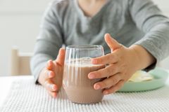 Den positive trenden viser at innovative melkeprodukter med godt næringsinnhold uten tilsatt sukker nytes i flere situasjoner. Foto: Melk.no