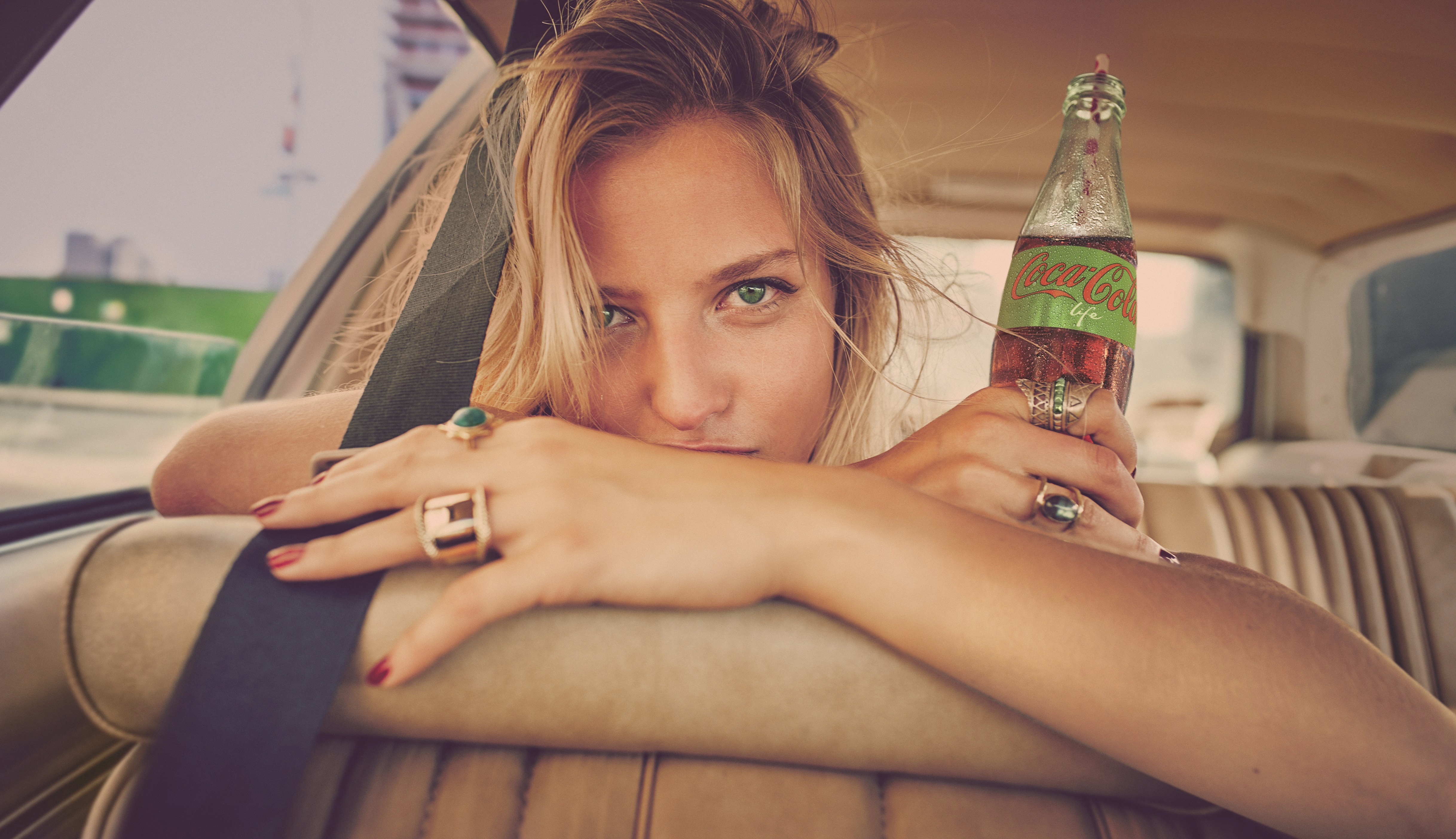 Известные рекламные ролики. Реклама напитков. Фотосессия Кока кола. Реклама напитков с девушками. Рекламная фотография.