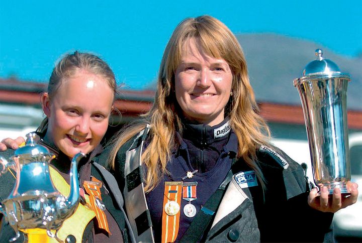 For 10 år siden i Målselv ble det dobbeltseier til kvinnene på Landsskytterstevnet. Mette Elisabeth Finnestad (t.h.) ble skytterdronning foran Kine Gjerstad Eide (t.v).
