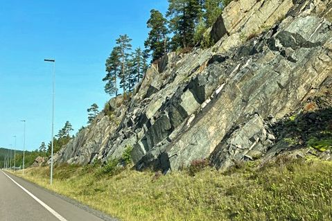 Langs E18 mellom Trollbergtjern og Ørje pågår et viktig trafikksikkerhetstiltak for å forhindre skred, utglidning av blokker og nedfall av steiner. Arbeidet er mer krevende enn først antatt og vil derfor pågå frem til 1. november.