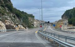 Arbeidet med ny, trafikksikker E39 fra Kristiansand vest til Mandal øst er inne i avsluttende fase. Veien åpnes for trafikk som planlagt i begynnelsen av november. Bildet er fra kommunegrensen mellom Kristiansand og Lindesnes, hvor prosjektet kobles sammen med parsellen Mandal øst - Mandal by som åpnet i desember 2021.
