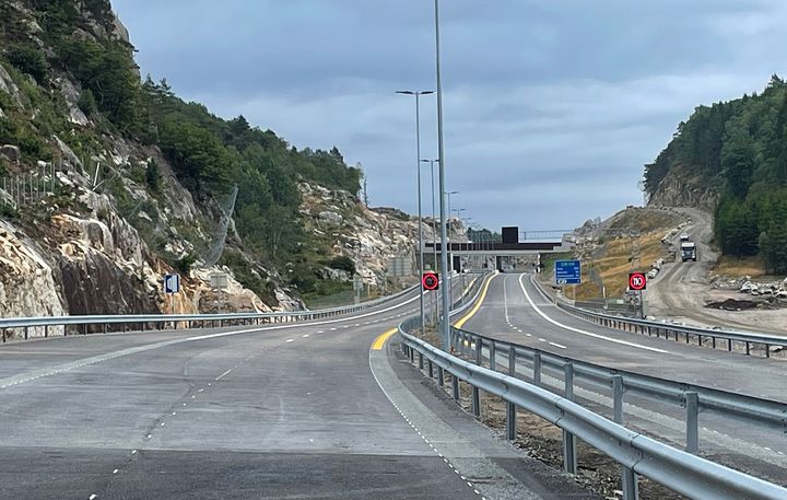 Arbeidet med ny, trafikksikker E39 fra Kristiansand vest til Mandal øst er inne i avsluttende fase. Veien åpnes for trafikk som planlagt i begynnelsen av november. Bildet er fra kommunegrensen mellom Kristiansand og Lindesnes, hvor prosjektet kobles sammen med parsellen Mandal øst - Mandal by som åpnet i desember 2021.