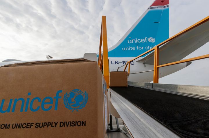 UNICEF jobber sammen med mer enn 350 logistikkpartnere, inkludert større flyselskaper, shippingselskaper og andre logistikkselskaper for å få levert vaksinene til 92 land. Bildet er fra en tidligere nødhjelpsutsending. Foto: Cornelius Poppe / NTB