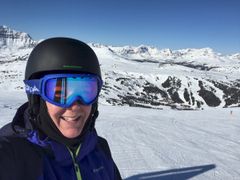 Bruk hjelm. Skihjelm er din enkleste og tryggeste forsikring mot hodeskader. Heidi Tofterå Slettemoen i Frende.