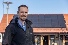 Bjørn Ekren i Solcellespesialisten kan hjelpe med hele byggets energibehov — ikke bare solstrøm. Foto: Delta V