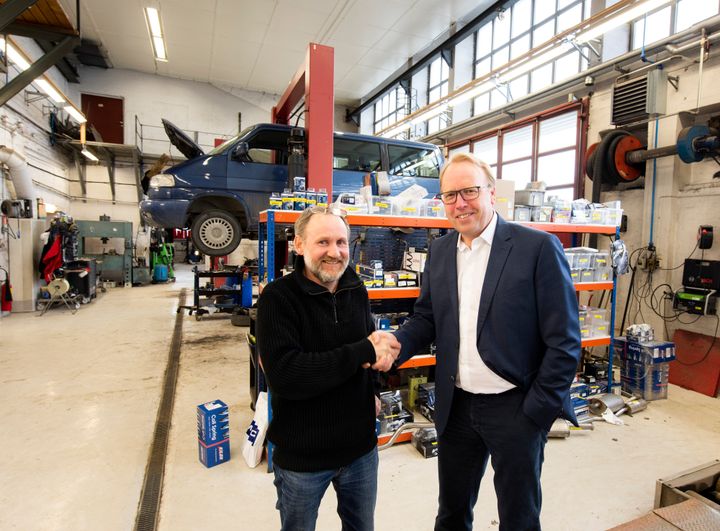 John Myhre fra Byåsen Bilverksted og Morten Harsem, adm. direktør i Snap Drive, under inngåelsen av oppkjøpet. Foto: Jarle Nyttingnes / Bertel O. Steen