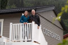 FINALIST: Einar Kjelbergnes fra Flora i Trøndelag. Her sammen med samboer May Anita Larsen.