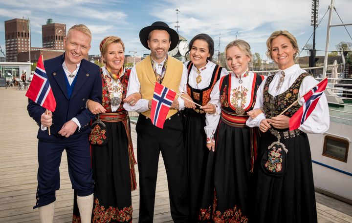Her er gjengen som skal feire 17.mai sammen med seerne. F.v. Rune Kjos, Wenche Andersen, Peter Moi Bubresko, Desta Marie Beeder, Ane Nyrerød og Cathrine Fossum. Foto: Espen Solli/TV 2