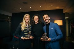 Prisvinnerne Gina Storm-Jensen (t.v.) og Lucas Lima sammen med sjef for Nasjonalballetten, Ingrid Lorentzen. Foto: Stefy Gutovska.