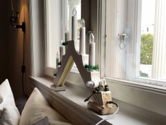 Mange har slik adventsstake i vinduet. Denne begynte å brenne om natten. Foto: Frende Forsikring