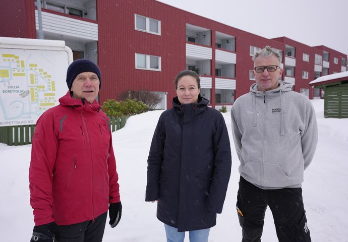 Enova støtter nå borettslag og boligsameier som vil kartlegge smarte klimatiltak. Fra venstre: Jan Peter Amundal (Enova), Mari Erlandsen (TOBB) og Øivind Johnsen (Sollia borettslag).