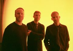 Erlend Apneseth Trio, fra venstre: Øyvind Hegg-Lunde, Stephan Meidell, Erlend Apneseth. Foto: Linn Heidi Stokkedal