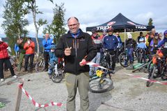 Ordføreren hadde nettopp åpnet en ny tur- og sykkelsti i Nesfjellet da han ble overrasket av Audun Bringsvor fra Norsk Hyttelag som hadde med seg utmerkelsen "Årets hyttekommune 2020."