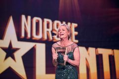 Solveig Kloppen fikk Gullruten som beste kvinnelige programleder. Hun var på jobb - som programleder for Norske Talenter.