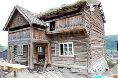 I forbindelse med Verdiskapingsprogrammet på kulturminneområdet, var ny og videreført bruk viktige temaer. Gården Nordigard Blessom i Vågå kommune, Oppland, var en av flere gårder hvor det ble satset på gardshotell. Bildene viser deler av gården før istandsetting. (Foto: Einar Engen/Kulturminnefondet)