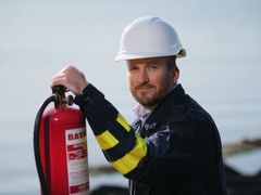 Branningeniør Anders Rørvik i If ber alle sjekke røykvarslerne hjemme så raskt som mulig. (Foto: If)