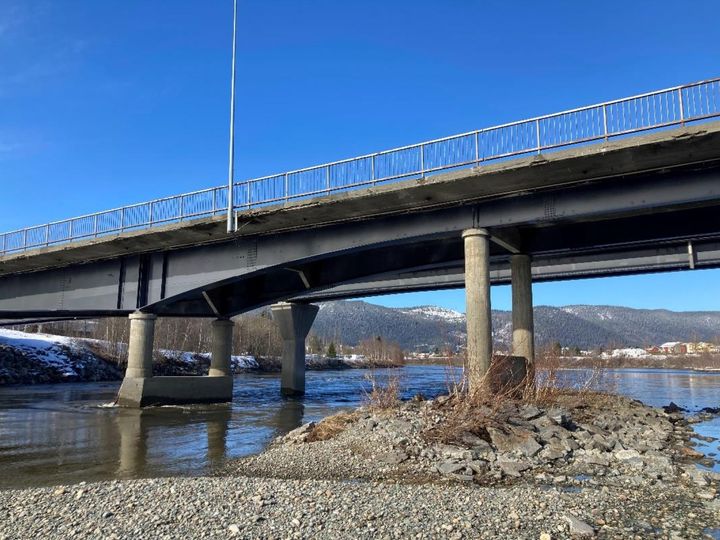 Bårdshaug bru krysser elva Orkla som del av E39 gjennom Orkanger. Foto: Statens vegvesen.