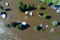 Det haster å tilpasse oss klimaendringene: Enhver økning i global oppvarming vil føre til at ekstremvær vil komme oftere og bli mer intense. Frognerstranda Camping ved Årnes står under vann på grunn av flommen i Glomma i mai 2018. Foto: Cornelius Poppe