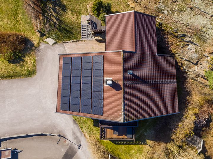 Denne eneboligen på Nøtterøy har 32 paneler og en årlig produksjon på i overkant av 9 000 kWh. Det utgjør 29 prosent av årsforbruket.  Foto: Zovenfra