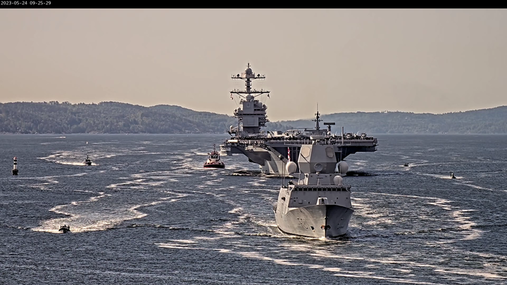Hangarskipet USS Gerald R. Ford på vei inn Oslofjorden onsdag 24. mai. Foto: Hallangsodden kamera.