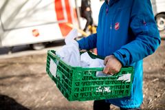 Frelsesarmeen  ser foreldre med barn stå i kø ved sine matutdelinger. Nå står Frelsesarmeen, Kirkens Bymisjon og Redd Barna samlet for å sikre ivaretakelse av barn i lavinntektsfamilier.