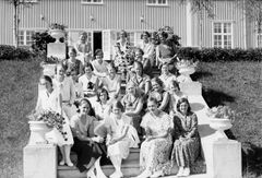 Elever og ansatte ved Bondelia Husmorskole i 1933.  Foto: Mjøsmuseet/Digitalt Museum