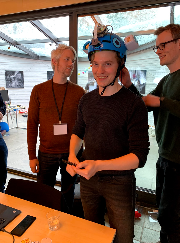 SmartHjelm-laget tester løsningen, f.v. Morten Mjelva, Øyvind Kjeldstad Grimnes og Simen Selseng