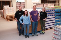 Denne gjengen er klare for å ta i mot kundene i landets første Gigaboks-butikk. Sortimentssjef Peter Håkansson, markedssjef Caroline Odden Brenne, Gigaboks-sjef Terje Systad og HR-ansvarlig Astrid Algaard. (Fotograf: John Kvalnes)