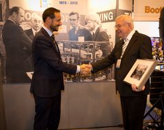 Kåre Storvik (83) overrekker bildet fra 1973 til Kronprins Haakon. Foto: Tom Hansen/Innovasjon Norge