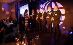 Juryleder Simone Møkster delte ut IMRF Local Hero Award til f.v. Frode Rostad og Stein Erik Aannerud fra Mjøsa og Magnus Hafslund, Kristian Lundemo og Espen Hole fra Bergen.
