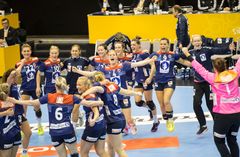 Magdeburg, Tyskland: Amanda Kurtovic, Stine Bredal Oftedal, Helene Gigstad Fauske, Sanna Solberg, Kari Brattset Stine Skogrand, Nora Mørk, Katrine Lunde i seiersdans etter seieren i kampen mellom Norge og Russland i Getec Arena. Foto: Vidar Ruud / NTB scanpix