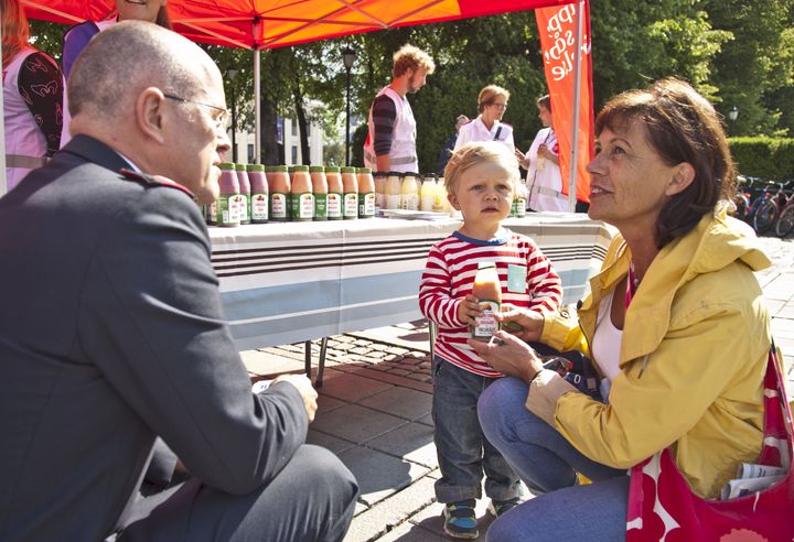 Knut Haugsvær i aksjon på Rusfri dag. Mange vil treffe Frelsesarmeen og andre organisasjoner på gata mandag 8. juni.