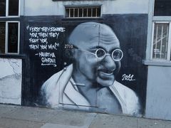 2. oktober er det 150 år siden Mahatma Gandhi ble født, noe FN og Guterres markerer denne uka. Gandhi er fortsatt et forbilde for tilhengere av ikkevold. Her er han avbildet på en vegg i San Francisco i  USA. Foto: Jay Galvin/CC BY 2.0