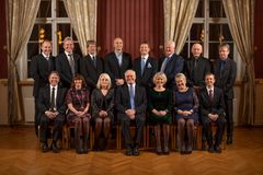 Foran (på stoler) fra venstre:
Øyvind Østensen (40 år, Kristiansand), Else Marie Østensen (25 år, Kristiansand), Hanne Kristin Torblå Olsen (25 år, Nodeland), Tom Nysted (konsernsjef), Kirsti Lie (25 år, Kristiansand), Tone Blågestad (25 år, Saltrød), Nils Geir Gyland (25 år, Tonstad)
Bak fra venstre:
Nils Tore Augland, (25 år, Nodeland), Geir Altenborg, (40 år, Arendal), Simen Leikvangen, (40 år, Færvik), Ola Kristian Taraldrud, (25 år, Kristiansand), Vidar Jakobsen, (40 år, Kristiansand), Thor Thunberg, (25 år, Arendal), Jan Tormod Halland, (25 år, Nodeland), Øyvind Håland, (40 år, Marnardal)