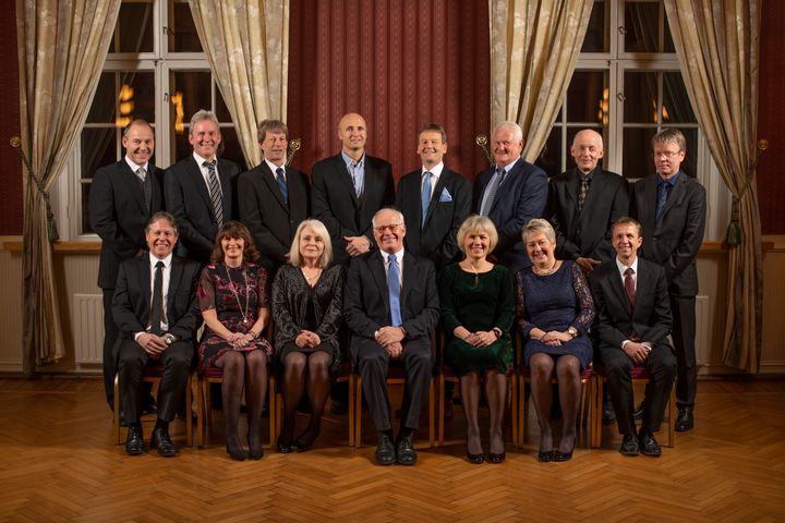 Foran (på stoler) fra venstre:
Øyvind Østensen (40 år, Kristiansand), Else Marie Østensen (25 år, Kristiansand), Hanne Kristin Torblå Olsen (25 år, Nodeland), Tom Nysted (konsernsjef), Kirsti Lie (25 år, Kristiansand), Tone Blågestad (25 år, Saltrød), Nils Geir Gyland (25 år, Tonstad)
Bak fra venstre:
Nils Tore Augland, (25 år, Nodeland), Geir Altenborg, (40 år, Arendal), Simen Leikvangen, (40 år, Færvik), Ola Kristian Taraldrud, (25 år, Kristiansand), Vidar Jakobsen, (40 år, Kristiansand), Thor Thunberg, (25 år, Arendal), Jan Tormod Halland, (25 år, Nodeland), Øyvind Håland, (40 år, Marnardal)