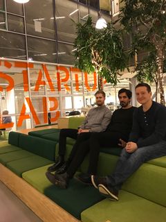 Petter Hohle, Arash Saidi og John Antonio Nilsen utvikler en plattform for automatisering av kundedialog.