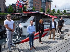 Vil redde liv ved hjelp av kunstig intelligens. F.v. Fredrik B. Werpen (Forretningsutvikler, Sikri), Nicolay Moulin (CEO, Sikri), Tanja Krangnes (Fagleder drukningsforebygging, RS), Martin Fuhr Bolstad (Direktør prosjekter, RS) og Kaisa Korsak (AI-utvikler, Sikri).