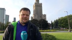 Roger Sevrin Bruland har jobbet ti år i nyhetsavdelingen i NRK, her på oppdrag i Warszawa. Foto: NRK